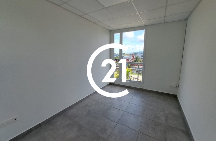 Location Bureaux 85m&sup2; 6 pièces Le Lamentin