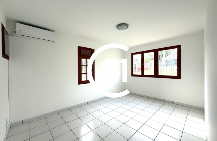 Location Bureaux 35m&sup2; 9 pièces Schoelcher