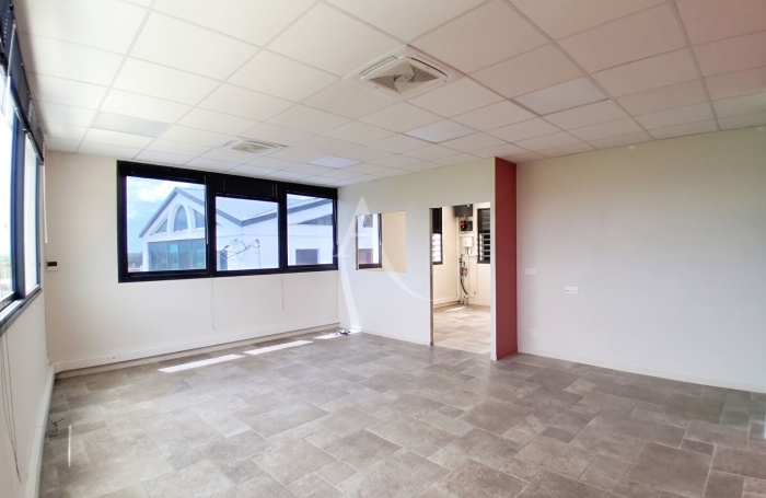 Location Bureaux 71.2m&sup2; Ducos