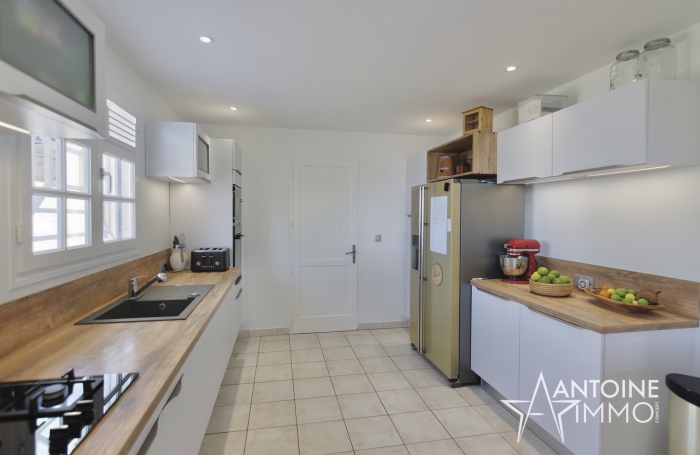EXCLUSIVITE - VILLA AVEC APPARTEMENT - PLAGE A PIED - 680 000 &euro;