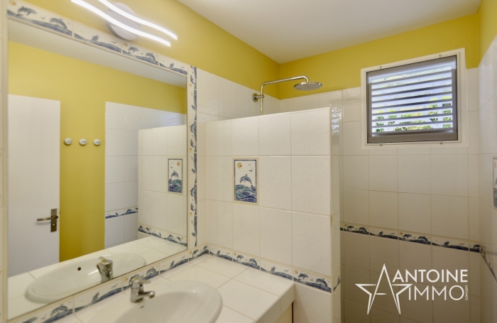EXCLUSIVITE - VILLA AVEC APPARTEMENT - PLAGE A PIED - 680 000 &euro;