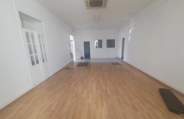 Location Local commercial 250m&sup2; 7 pi&#232;ces Saint-Pierre