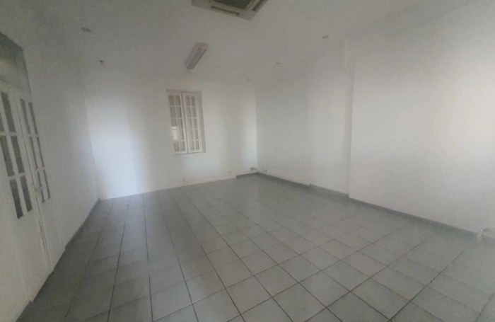 Location Local commercial 250m&sup2; 7 pi&#232;ces Saint-Pierre