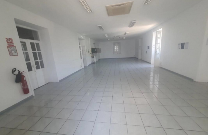 Location Local commercial 250m&sup2; 7 pi&#232;ces Saint-Pierre