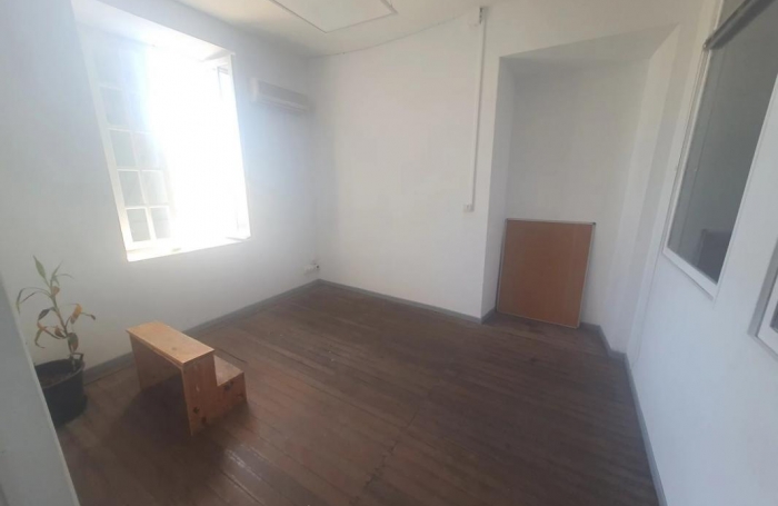 Location Local commercial 250m&sup2; 7 pi&#232;ces Saint-Pierre