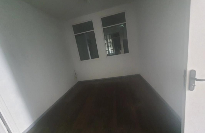 Location Local commercial 250m&sup2; 7 pi&#232;ces Saint-Pierre