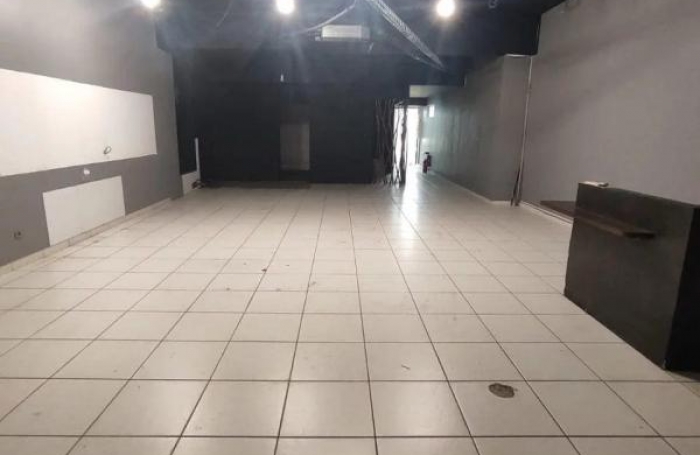 Location Local commercial 140m&sup2; 2 pi&#232;ces Saint-Pierre