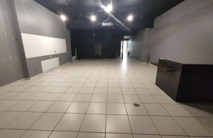 Location Local commercial 140m&sup2; 2 pi&#232;ces Saint-Pierre