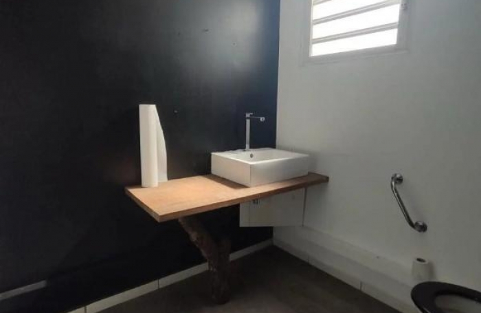 Location Local commercial 140m&sup2; 2 pi&#232;ces Saint-Pierre