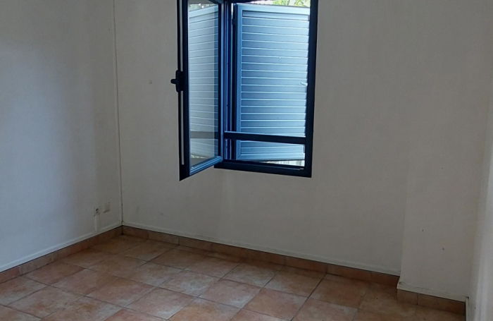 APPARTEMENT T3 RDC SAINTE CLOTILDE