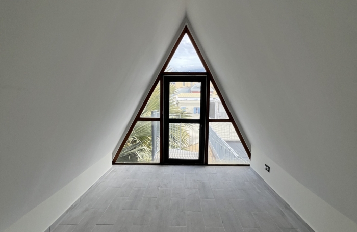 Local professionnel 77 m2 3è étage hyper centre Saint Denis