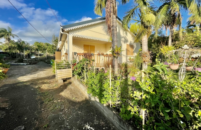 PETITE &Icirc;LE 97429 - VILLA FONCTIONNELLE ET LUMINEUSE - EMPLACEMENT DE CHOIX - FORT POTENTIEL