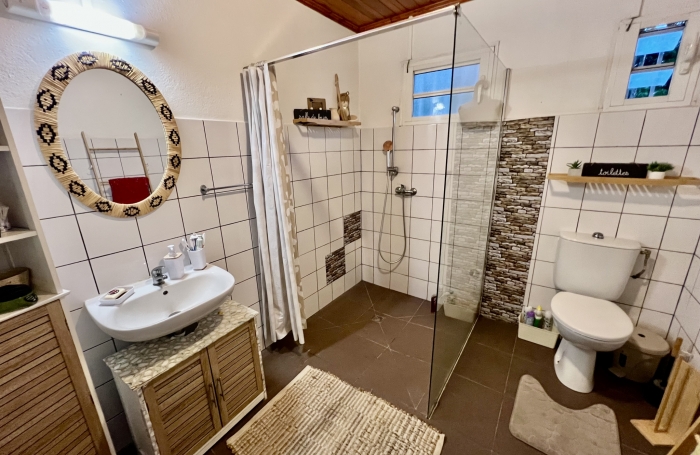 SAINT PIERRE 97410 - BELLE VILLA HABITABLE DE SUITE - EMPLACEMENT DE CHOIX