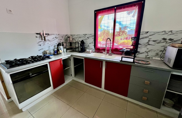 PETITE ILE 97429 - CHARMANTE VILLA FONCTIONNELLE - SECTEUR PRISÉ - VUE DEGAGÉE