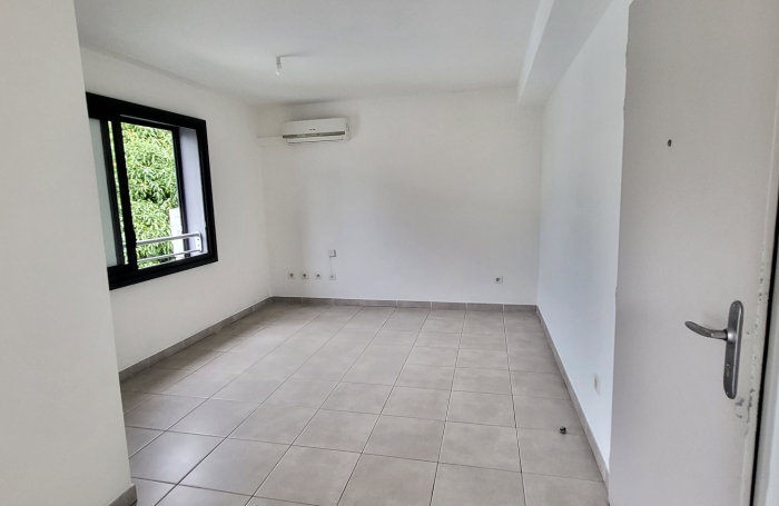 A vendre : T2 climatisé proche cité administrative