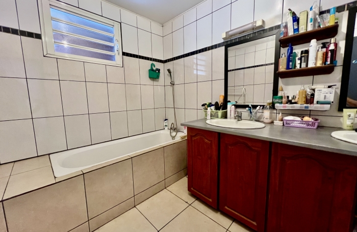 SAINT JOSEPH 97480 - MAISON F3/4 ENTRETENUE ET AGREABLE - MEZZANINE