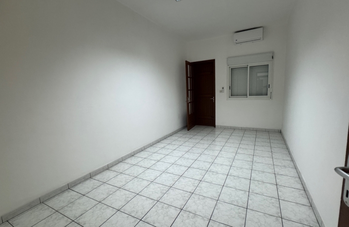 À louer 4360 € par mois à Saint-Denis : de 208m2