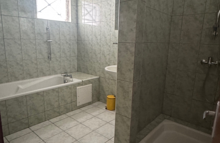 À louer 4360 € par mois à Saint-Denis : de 208m2