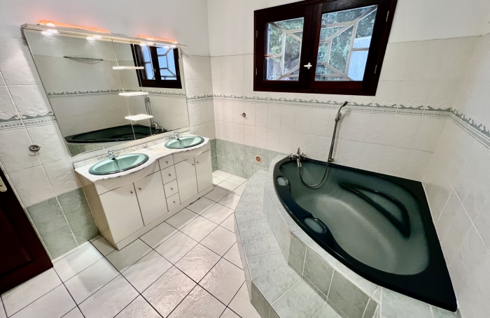 PETITE ILE 97429 - VILLA F3 + SOUS SOL AMÉNAGÉ - CONFORTABLE - SPACIEUSE - QUARTIER CALME