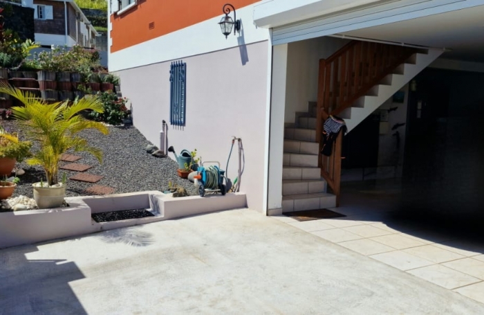 A VENDRE - Villa F4 &agrave; &eacute;tage avec piscine &agrave; Petite-Ile - 462000&euro; FAI