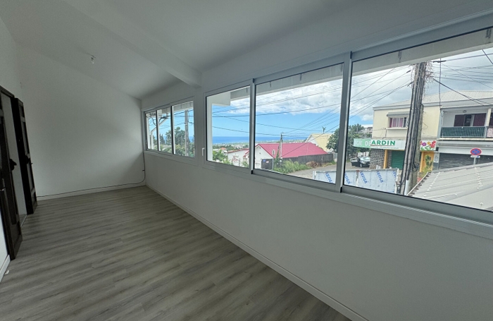 Location Local commercial 106m² 5 pièces Sainte Clotilde