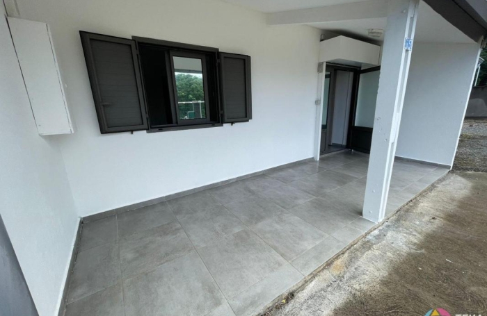 Location Local commercial 85m&sup2; 3 pièces Saint-Pierre