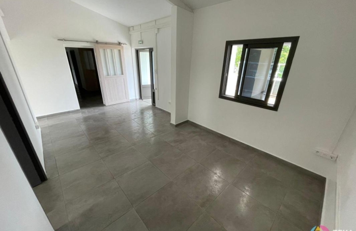 Location Local commercial 85m&sup2; 3 pièces Saint-Pierre
