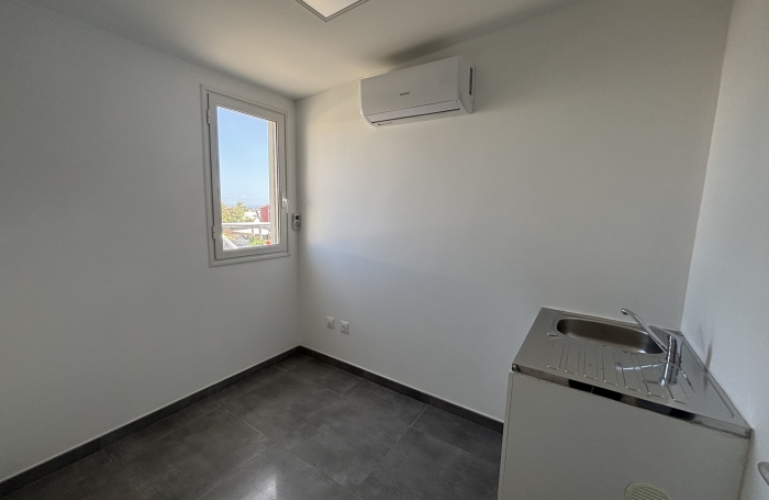 À LOUER - LOCAL COMMERCIAL - SAINT-PIERRE