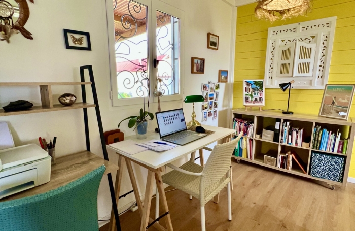 TAMPON 97430 - VILLA ATYPIQUE - BEAUX VOLUMES - VASTE PARCELLE - QUARTIER RÉSIDENTIEL