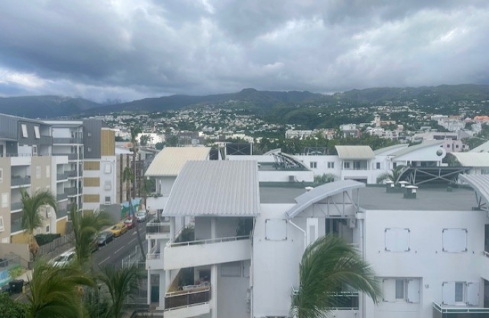 T2 VUE MONTAGNE STE CLOTILDE centre LOUE actuellement