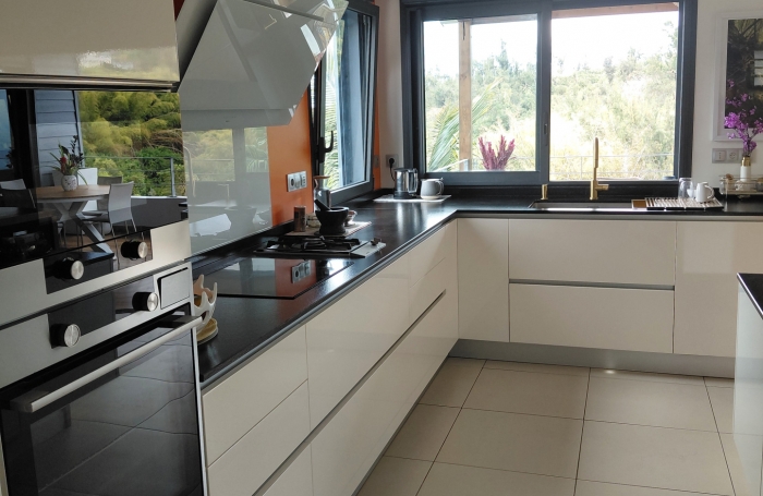 LA POSSESSION, MAGNIFIQUE VILLA  T5 BORD DE RAVINE