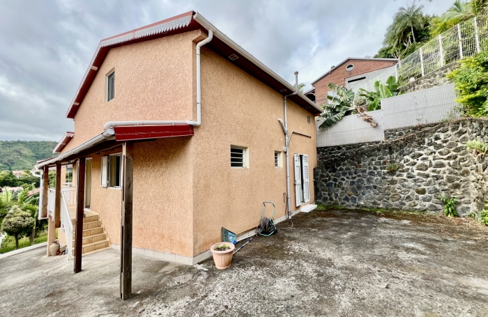 ENTRE DEUX 97414 - VILLA EN BON ETAT GENERAL - LUMINEUSE - CONFORTABLE - VUE DEGAGEE - PROCHE CENTRE