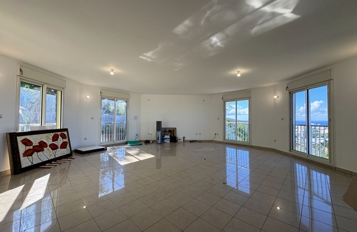 Location Maison 305.12m² 8 pièces Saint Denis