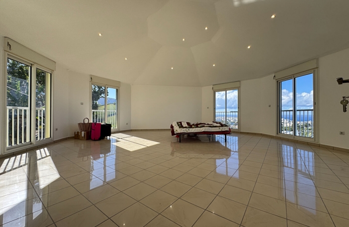 Location Maison 305.12m² 8 pièces Saint Denis