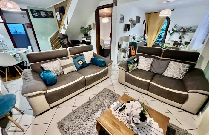 PETITE ILE 97429 - MAISON F5 LUMINEUSE - A ETAGE - VASTE TERRAIN - AU CALME