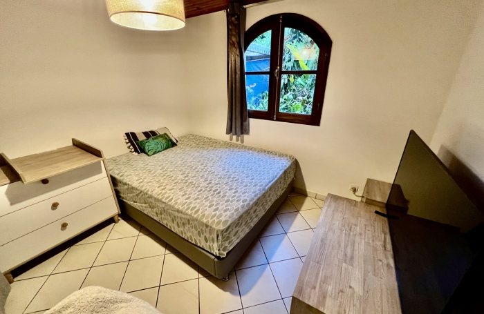 PETITE ILE 97429 - MAISON F5 LUMINEUSE - A ETAGE - VASTE TERRAIN - AU CALME