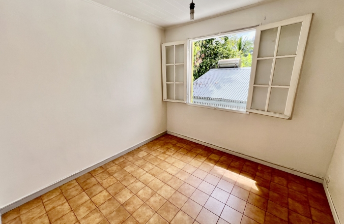 ENTRE DEUX 97414 - VILLA FONCTIONNELLE + BUNGALOW - VASTE TERRAIN ARBORE - CADRE VERDOYANT