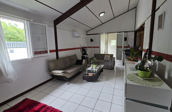 SAINT JOSEPH 97480 - MAISON ENTRETENUE - LUMINEUSE - PLAIN PIED - TERRAIN PLAT - PROCHE COMMODITES