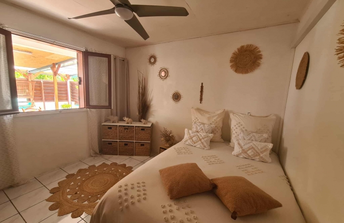 SAINT PHILIPPE 97442 - MAISON PARFAITEMENT ENTRETENUE - TERRASSE COUVERTE - QUARTIER FACILE D'ACCES