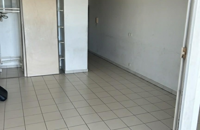 &Agrave; vendre &agrave; Saint-Denis : grand studio avec terrasse