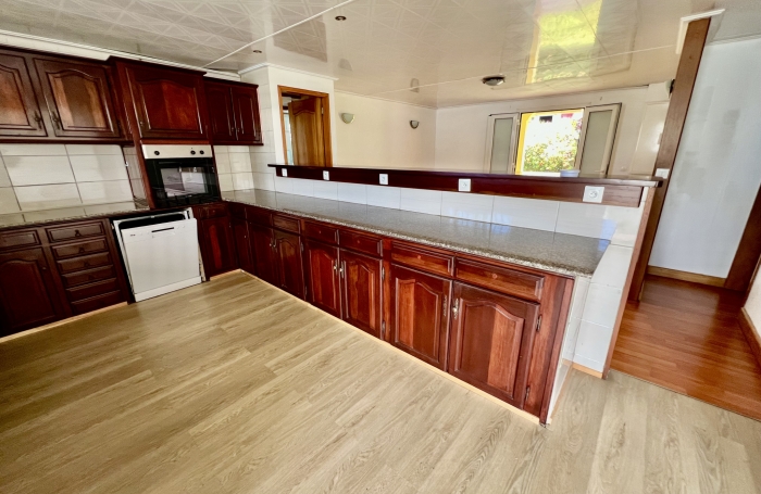 PETITE ILE 97429 - VILLA F4 EN PARFAIT ETAT - BEAUX VOLUMES - QUARTIER PRISE - FACILE D'ACCES