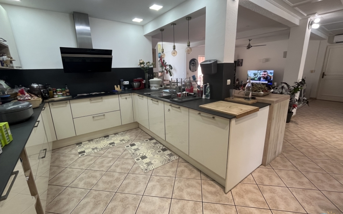 Villa meubl&eacute;e de standing &agrave; Saint-Pierre (Terre Sainte)