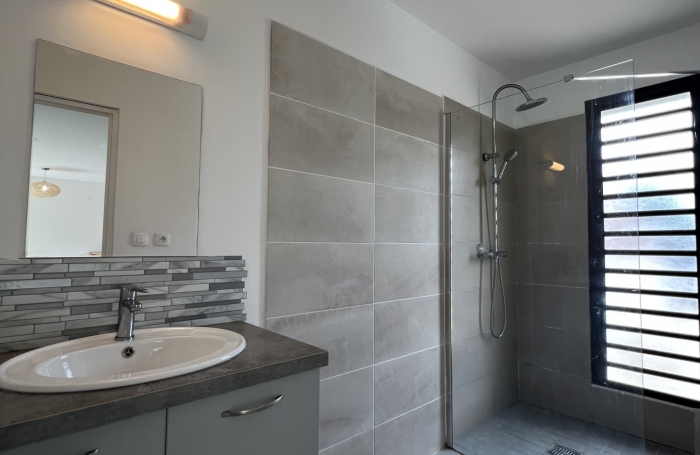 SAINT PIERRE 97410 - VILLA &Agrave; &Eacute;TAGE - HABITABLE DE SUITE - ENVIRONNEMENT CALME