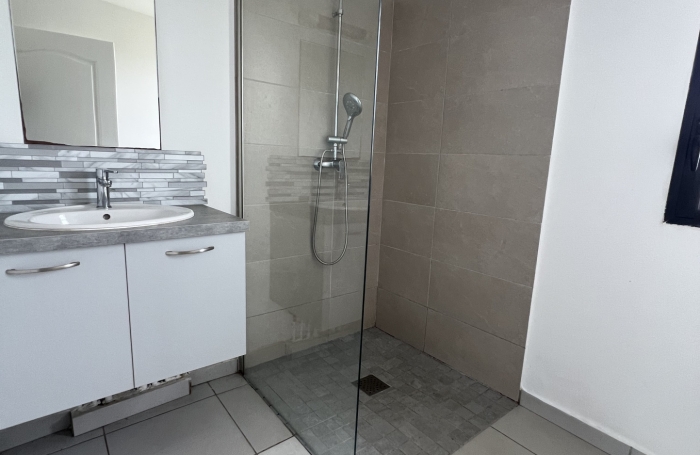 SAINT PIERRE 97410 - VILLA &Agrave; &Eacute;TAGE - HABITABLE DE SUITE - ENVIRONNEMENT CALME