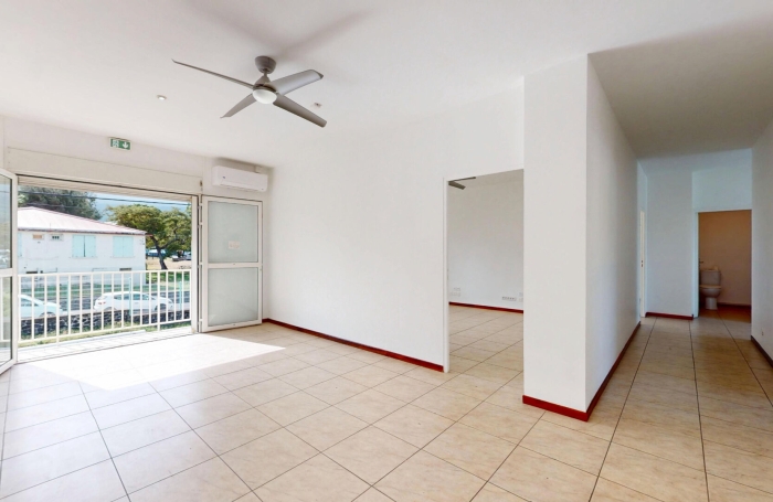 Location Local commercial 200m&sup2; 2 pi&egrave;ces Saint Louis