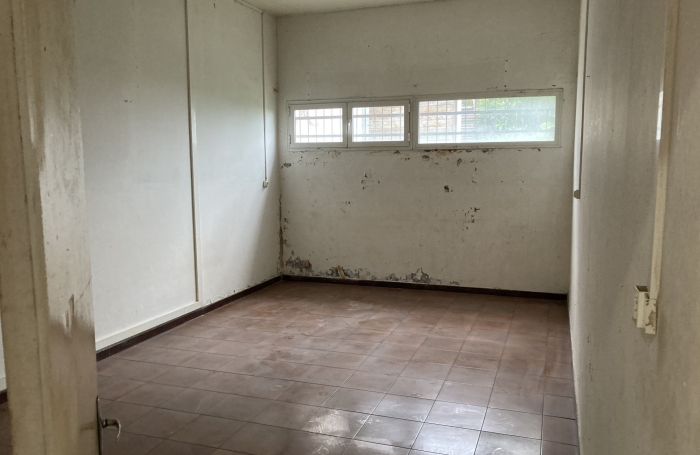 &Agrave; LOUER LOCAL TAMPON