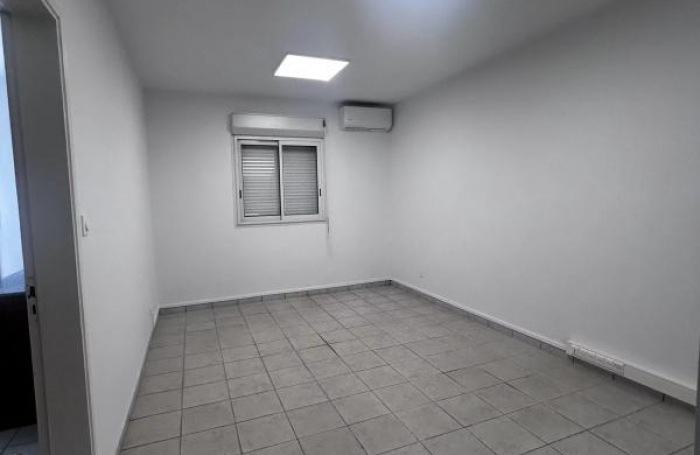 Location Bureaux 80m&sup2; 4 pièces Saint-Pierre