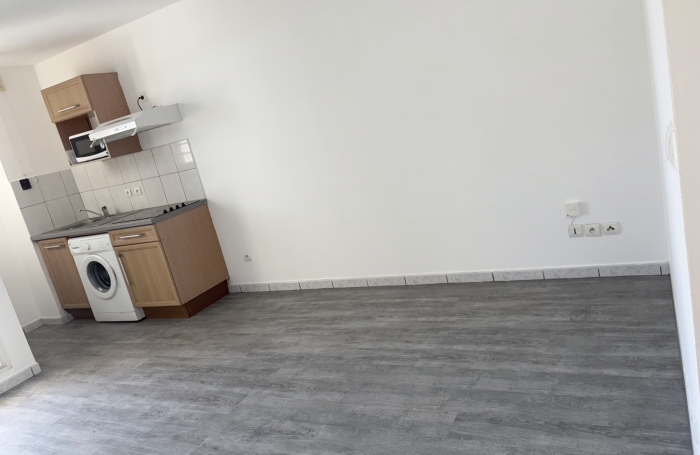 STUDIO  REFAIT A NEUF  AVEC VUE  MER  PROCHE PROVIDENCE  DISPONIBLE DE SUITE