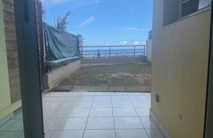 STUDIO  REFAIT A NEUF  AVEC VUE  MER  PROCHE PROVIDENCE  DISPONIBLE DE SUITE