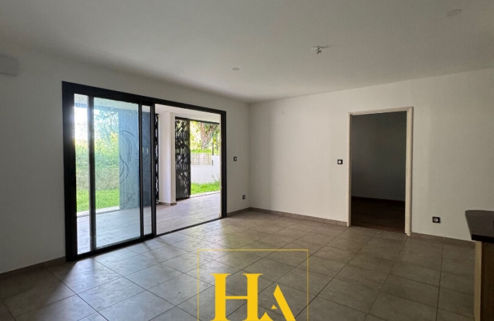 Vente Appartement 94.86m&sup2; 4 pi&egrave;ces Saint Gilles Les Hauts